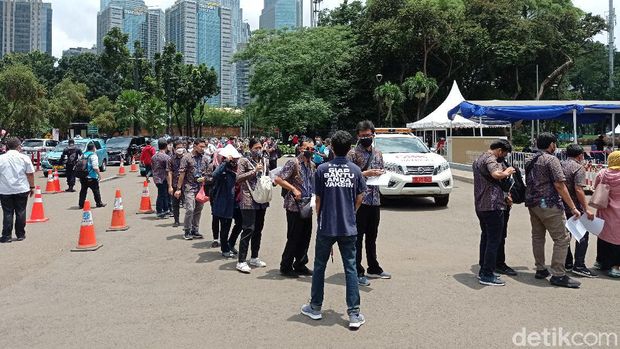 Antrean vaksinasi COVID-19 di Istora Senayan, GBK sempat tak jaga jarak