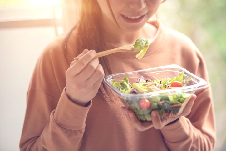 Apa Benar Makan Salad Bikin Kurus? Ini Kata Pelatih Kebugaran