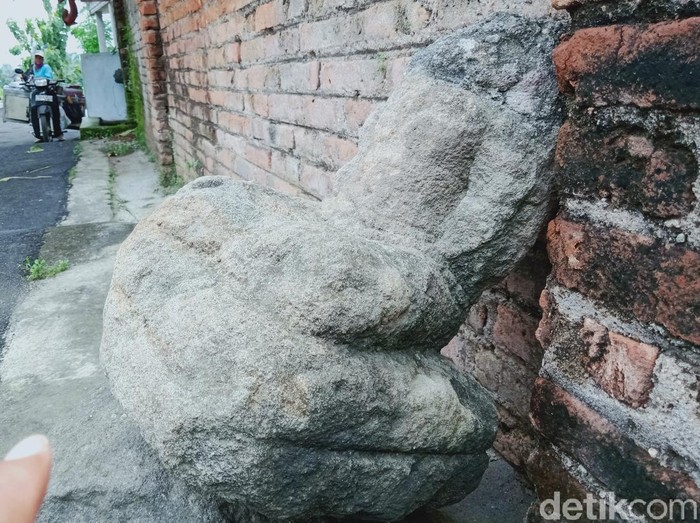 Arca tanpa kepala di perempatan jalan di Klaten, Rabu (10/3/2021).