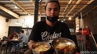 Soal harga, untuk topokki spicy dijual seharga Rp 10 ribu satu porsi, mandu chicken shrimp Rp 15 ribu, ramyun spicy Rp 10 ribu, rabokki spicy Rp 20 ribu dan lain-lain Foto: detikFood/Siti Fatimah