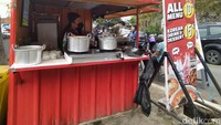 Tempat ini bernama Street food Spicywon. Tempat jualannya berupa kontainer berukuran sekitar 3x2 meter. Di depannya terpajang jajanan-jajanan korea seperti topokki, rabokki, odeng, corndog, ramyoen hingga hotteok. Foto: detikFood/Siti Fatimah