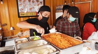 Ada toppoki, corndog hingga odeng yang disajikan seperti jajanan kaki lima khas Korea di tempat ini. Foto: detikFood/Siti Fatimah