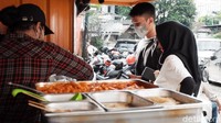 Sensasi membeli makanan korea seperti di drama korea lebih terasa karena bisa melihat proses pembuatan, memasak dan bisa merasakan rasa autentik khas Korea.  Foto: detikFood/Siti Fatimah