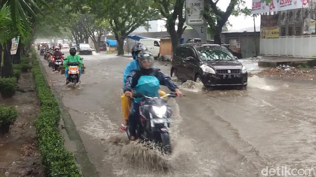 Banjir di Jalan Tun Abdurazak, Gowa.