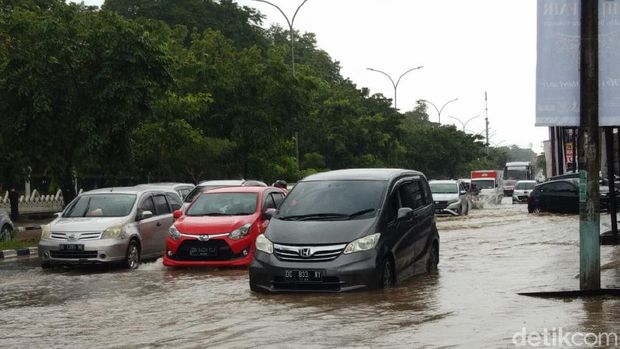 Banjir di Jalan Urip Sumoharjo depan Kantor Gubernur Sulsel.