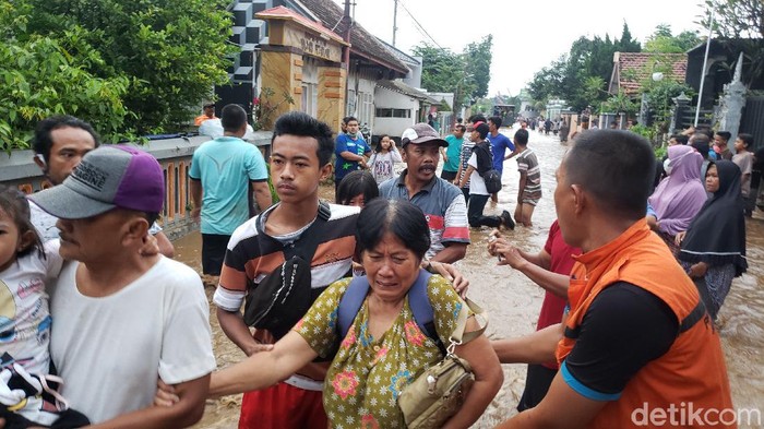 Warga dua desa di Kabupaten Probolinggo kembali diterjang banjir luapan Sungai Kedung Galeng. Ini merupakan banjir kali keempat dalam sepekan terakhir.