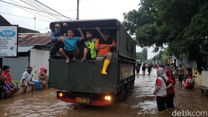 Sungai Kedung Galeng di Kabupaten Probolinggo kembali meluap hingga menyebabkan banjir. Bahkan, banjir kali ini melanda 4 desa di Kecamatan Dringu.