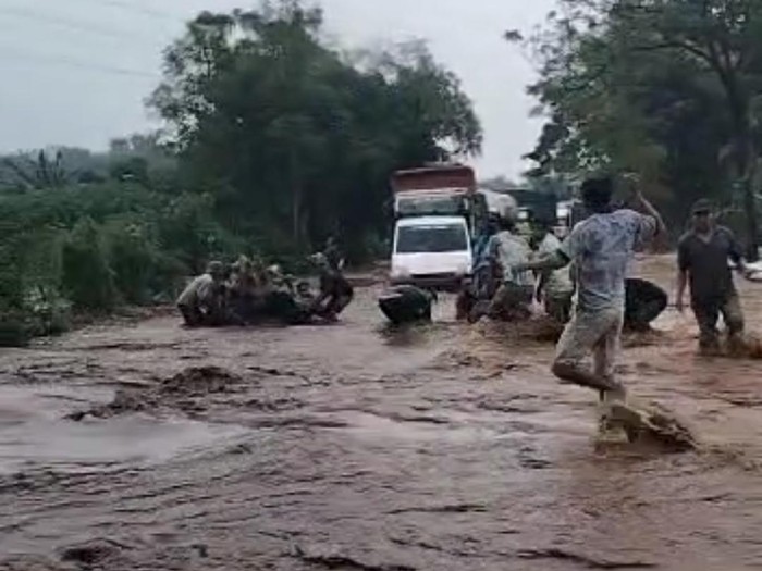 Sungai Kedung Galeng kembali meluap hingga banjir melanda 4 desa di Kecamatan Dringu. Selain itu, luapan sungai juga menyebabkan kemacetan di jalur selatan Probolinggo.