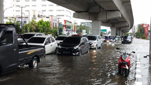 Banjir yang merendam Jalan AP Pettarani, Makassar.