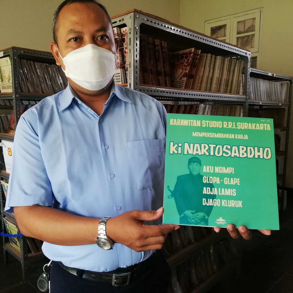 Bemby selaku staf remastering koordinator produksi Lokananta menunjukkan salah satu koleksi langka