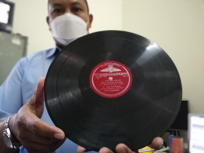 Bemby selaku staf remastering koordinator produksi Lokananta menunjukkan salah satu koleksi langka