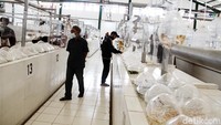 Tidak hanya menjual ikan saja, ada juga pedagang yang menjual pakan dan asesoris aquarium.