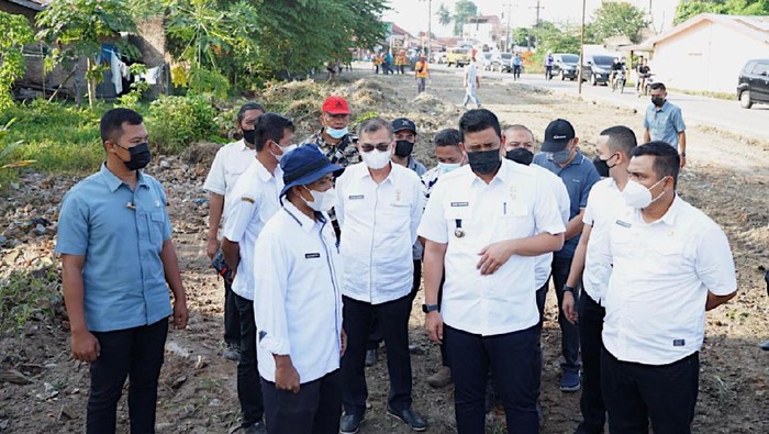 Bobby saat mengecek perbaikan jalan di Medan (dok. Istimewa)