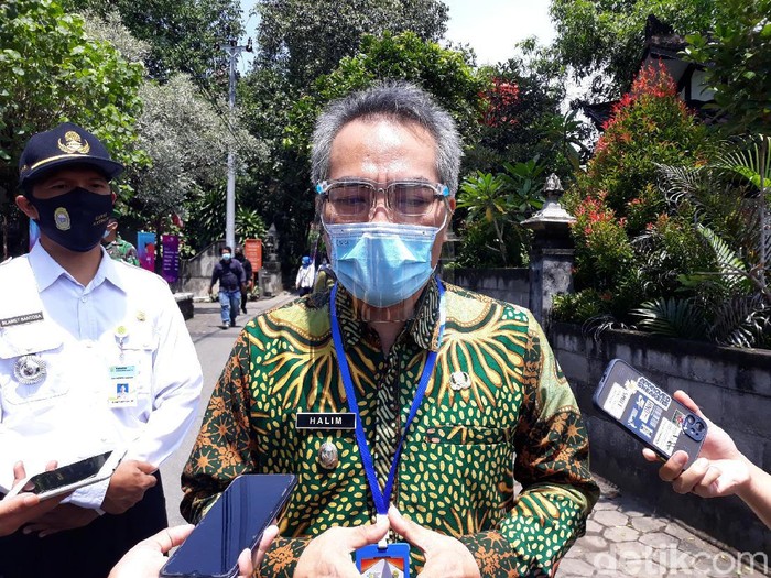 Bupati Bantul Abdul Halim Muslih saat memberikan keterangan soal vaksinasi massal