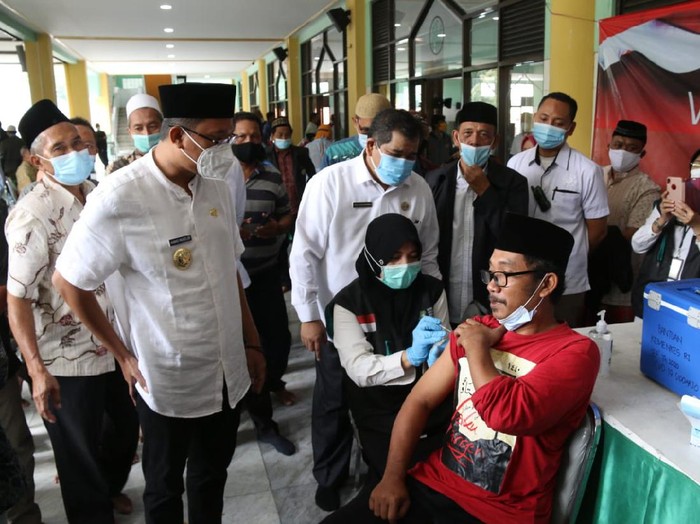 Bupati Sidoarjo, Ahmad Muhdlor Ali meninjau pelaksanaan vaksinasi di Masjid Agung