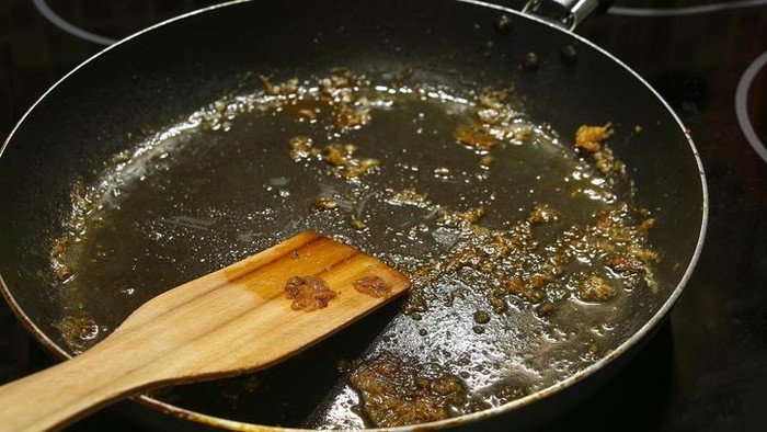 cara memanaskan wajan yang tepat agar tidak lengket ketika proses memasak.