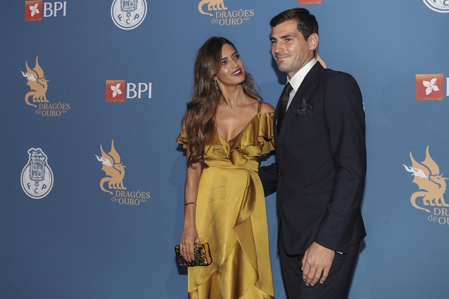 Iker Casillas bikin heboh setelah menulis bahwa dirinya adalah penyuka sesama jenis dalam sebuah cuitan di akun Twitter yang kabarnya diretas. Aku harap kalian menghormatiku: Aku gay, Sosok mantan istrinya, Sara Carbonero, pun ikut jadi sorotan.Foto: Getty Images/Carlos Rodrigues
