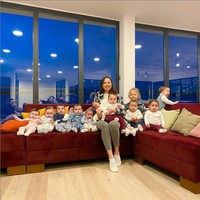 Seperti dikutip dari Brightside, sebagian besar anak Christina dan sang suami yang seorang miliarder lahir di waktu berdekatan dan ada beberapa yang bahkan seumuran. Bagaimana bisa? Foto: Instagram/@batumi_mama