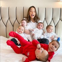 Suami Christina yang beda usia 33 tahun darinya memastikan semua kebutuhan istri dan anak-anaknya terpenuhi. Dalam mengasuh ke-11 anaknya, ia dibantu beberapa baby sitter dan asisten. Foto: Instagram/@batumi_mama