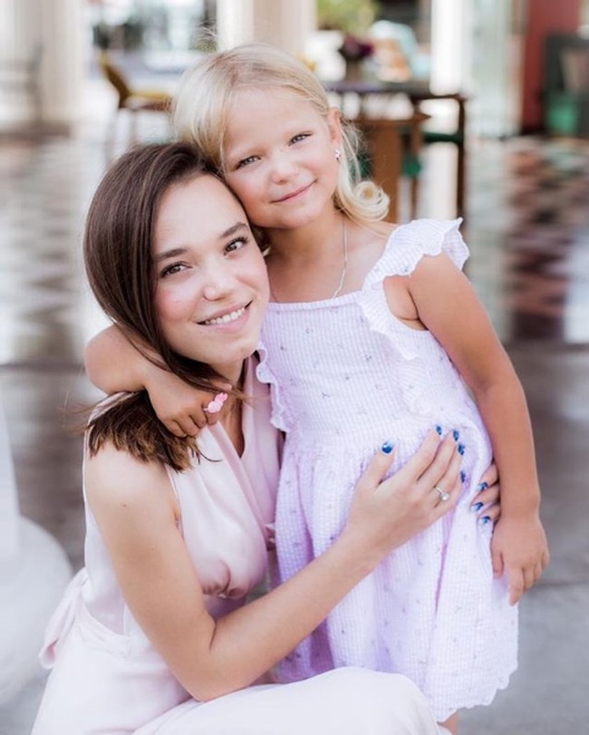 Christina Ozturk asal Rusia melahirkan anak pertamanya di usia 17 tahun dan membesarkan buah hatinya sebagai ibu tunggal. Hidupnya berubah saat ia bertemu seorang pria saat liburan. Foto: Instagram/@batumi_mama