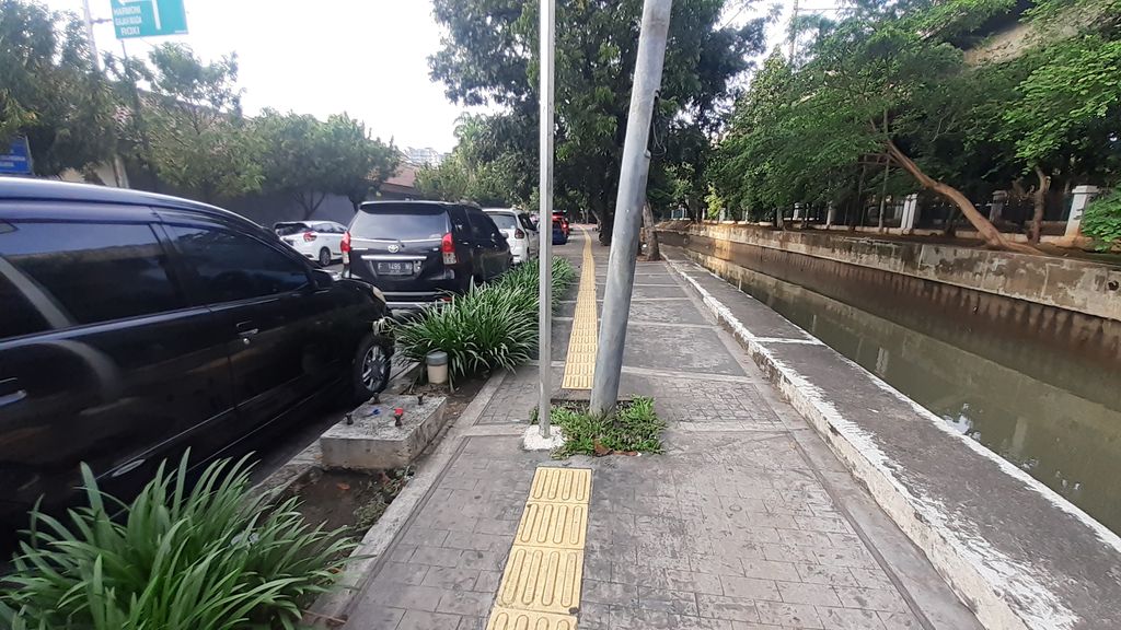 D Jl Veteran I Jakarta Pusat, guding block terhalang oleh tiang lampu Penerang Jalan Umum (PJU).