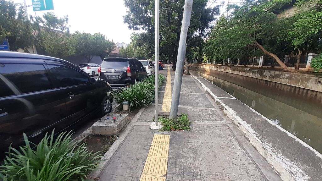 D Jl Veteran I Jakarta Pusat, guding block terhalang oleh tiang lampu Penerang Jalan Umum (PJU). D Jl Veteran I Jakarta Pusat, guding block terhalang oleh tiang lampu Penerang Jalan Umum (PJU).