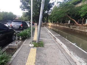 Tolong! Guiding Block Tunanetra Nabrak Tiang di Jl Veteran I Jakpus