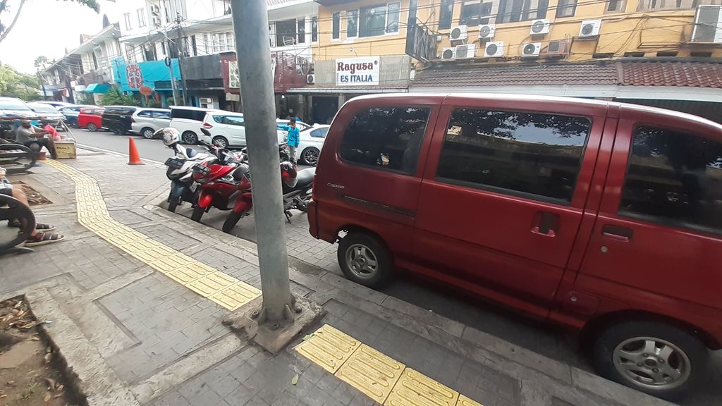 D Jl Veteran I Jakarta Pusat, guding block terhalang oleh tiang lampu Penerang Jalan Umum (PJU). D Jl Veteran I Jakarta Pusat, guding block terhalang oleh tiang lampu Penerang Jalan Umum (PJU).