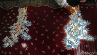 Meski memiliki motif khas, tidak membatasi kreasi para perajin terkait warna batik yang dihasilkan. Namun, lanjutnya, biasanya ibu-ibu KWT akan berkonsultasi terlebih dahulu terkait padu padan warna agar pilihannya bisa tepat sesuai pasar yang akan dituju.