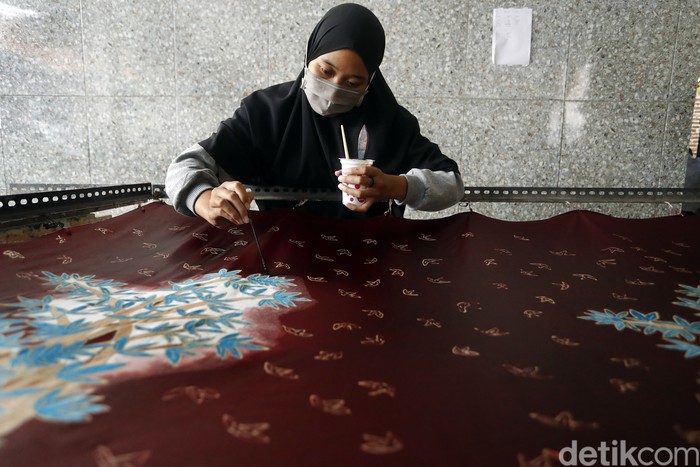 Kecamatan Karangploso, Kabupaten Malang memiliki batik khas di setiap desanya. Kerajinan batik ini dikembangkan melalui kelompok wanita tani (KWT).