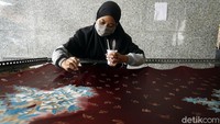 Termotivasi dari teman-teman perajin di Batu yang kerap menyelipkan desain apel di setiap batiknya, Dewi mengaku ingin melakukan hal yang sama pada batik dari Desa Ngenep dengan desain pepayanya.