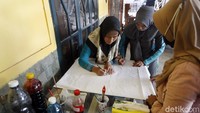 Dewi pun berharap bisa mengembangkan batik Ngenep dengan harga terjangkau agar batik khas desa ini dapat lebih mudah dipasarkan. Sebagai salah satu upaya mengakali tingginya harga dari batik tulis, Dewi mulai mengkreasikan alat cap dari kertas untuk membuat kreasi desain dengan harga lebih murah.