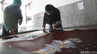 Diketahui, alat cap berbahan dasar tembaga atau kuningan yang umum digunakan memiliki harga mencapai Rp 350.000 per platnya.