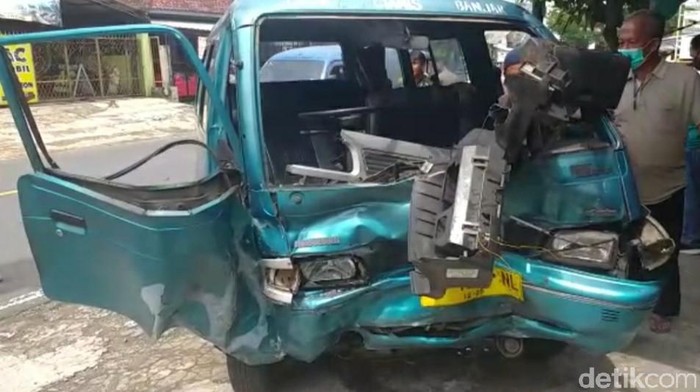 Dua Mobil Tabrakan di Ciamis