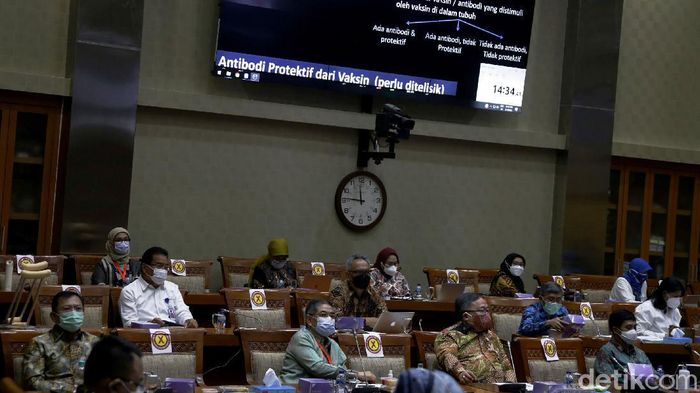 Eks Menkes Terawan Pamer Vaksin Corona Nusantara ke DPR Eks Menkes dr Terawan Agus Putranto hadiri rapat kerja bersama Komisi IX DPR. Ia turut pamerkan Vaksin Corona Nusantara yang disebut aman untuk digunakan warga.