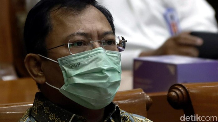 Eks Menkes Terawan Pamer Vaksin Corona Nusantara ke DPR Eks Menkes dr Terawan Agus Putranto hadiri rapat kerja bersama Komisi IX DPR. Ia turut pamerkan Vaksin Corona Nusantara yang disebut aman untuk digunakan warga.