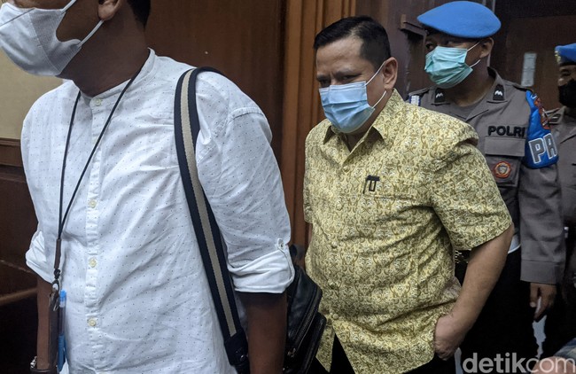 Menjalani sidang terkait kasus penganiayaan terhadap YouTuber M Kace pada 15 September 2022, Irjen Napoleon Bonaparte memakai kemeja batik lengan pendek warna kuning. Dalam sidang tersebut dia divonis empat tahun penjara. Foto: Ari Saputra