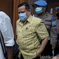 Menjalani sidang terkait kasus penganiayaan terhadap YouTuber M Kace pada 15 September 2022, Irjen Napoleon Bonaparte memakai kemeja batik lengan pendek warna kuning. Dalam sidang tersebut dia divonis empat tahun penjara. Foto: Ari Saputra