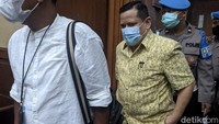 Hakim mengatakan sejumlah saksi dan barang bukti telah menunjukkan adanya pemberian uang dari Djoko Tjandra melalui Tommy Sumardi kepada Irjen Napoleon. Napoleon dinyatakan hakim menerima uang USD 370 ribu dan SGD 200 ribu, jika dirupiahkan sekitar Rp 7,4 miliar.