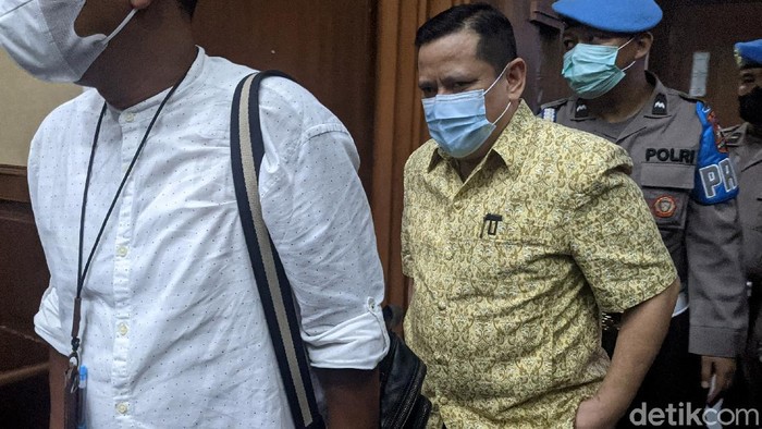Mantan Kadivhubinter Polri Irjen Napoleon Bonaparte divonis 4 tahun penjara. Ia terbukti bersalah menerima suap USD 370 ribu dan SGD 200 ribu dari Djoko Tjandra