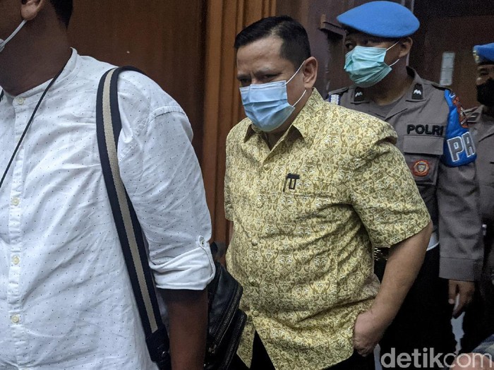 Mantan Kadivhubinter Polri Irjen Napoleon Bonaparte divonis 4 tahun penjara. Ia terbukti bersalah menerima suap USD 370 ribu dan SGD 200 ribu dari Djoko Tjandra