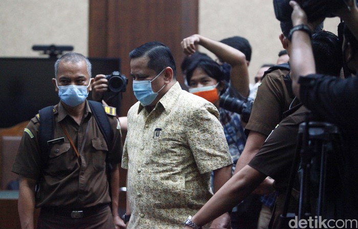 Mantan Kadivhubinter Polri Irjen Napoleon Bonaparte divonis 4 tahun penjara. Ia terbukti bersalah menerima suap USD 370 ribu dan SGD 200 ribu dari Djoko Tjandra