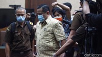 Napoleon disebut hakim sengaja bersurat ke imigrasi agar imigrasi menghapus nama Djoko Tjandra di sistem. Hakim mengatakan sejatinya Napoleon tahu red notice Djoko Tjandra di Interpol pusat sudah terhapus. Oleh karena itu, dia menyurati imigrasi sehingga nama Djoko Tjandra terhapus. Padahal, kata hakim, Kejaksaan Agung masih membutuhkan red notice Djoko Tjandra. Saat itu Djoko Tjandra masih menjadi buron kasus hak tagih (cessie) Bank Bali.