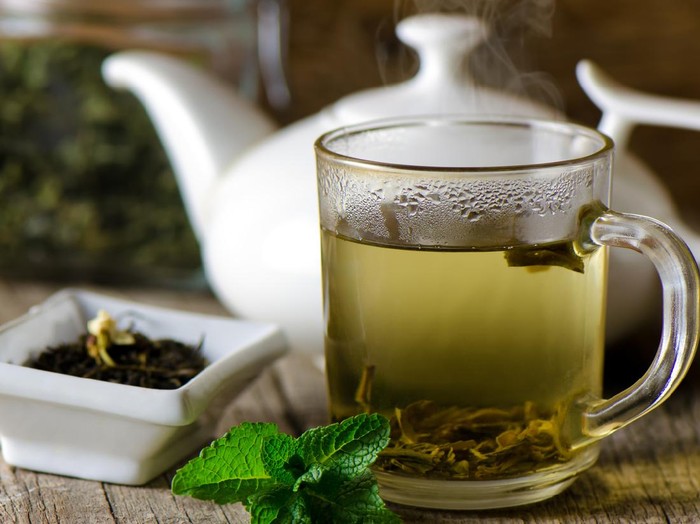 Cara minum teh hijau untuk diet. Foto: Getty Images/iStockphoto/DevMarya