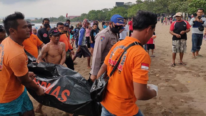 Evakuasi korban tenggelam di Pangandaran.