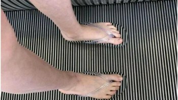 Menurut kamu sandal yang dipakai transparan atau motif sama? Foto: dok Bored Panda