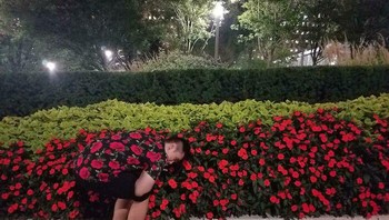 Pakaian pria ini menyatu dengan bunga di taman. Foto: dok Bored Panda