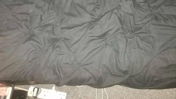 Coba temukan jaket di atas kasur. Foto: dok Bored Panda