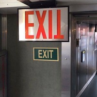 Merasa ada yang aneh sama tulisan di papan pemberitahuan yang satu ini? Supaya nggak bingung tulisannya jadi dibuat double kayak gini deh.. Foto: izismile.com