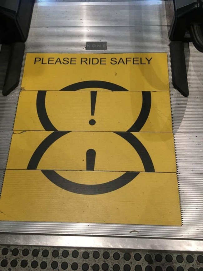 Kalau ini sih salah yang nempelinnya nih. Mungkin pas nempelin pemberitahuannya orangnya masih ngantuk. Alhasil gini deh jadinya, bikin yang lihat pusing tujuh keliling. Foto: izismile.com